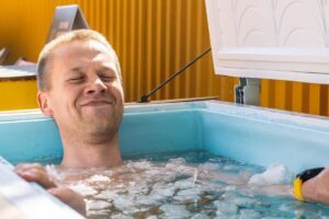 homme prenant un bain glacé pour la cryothérapie