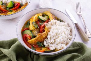 Plat de riz au poulet poivrons, courgette et tomate