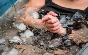 femme prenant un bain glacé chez elle