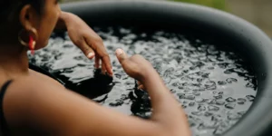femme prenant un bain glacé à l'extérieur