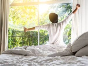 personne qui se réveille en forme après une nuit réparatrice