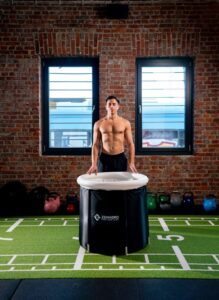 homme sportif prêt à s'immerger dans le bain glacé zenhero recovery
