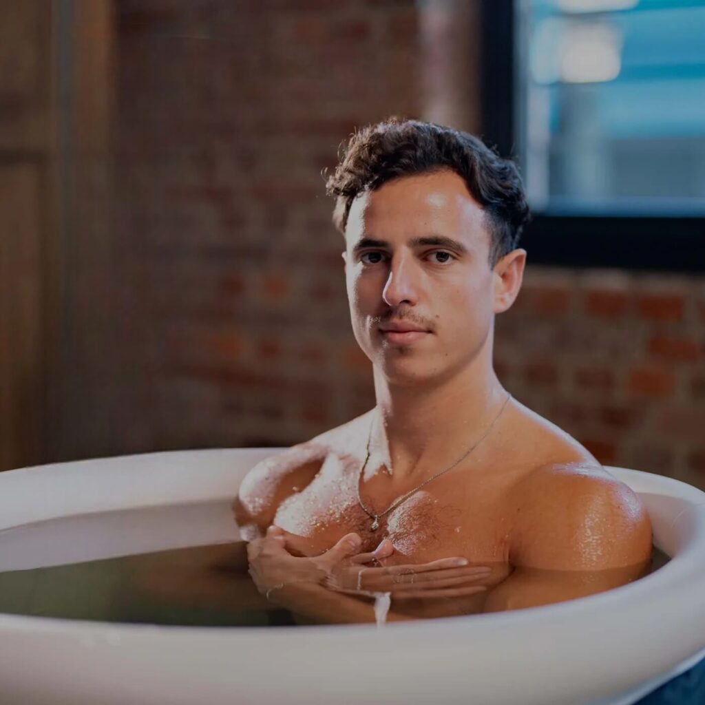 immersion homme dans le bain de glace zenhero recovery