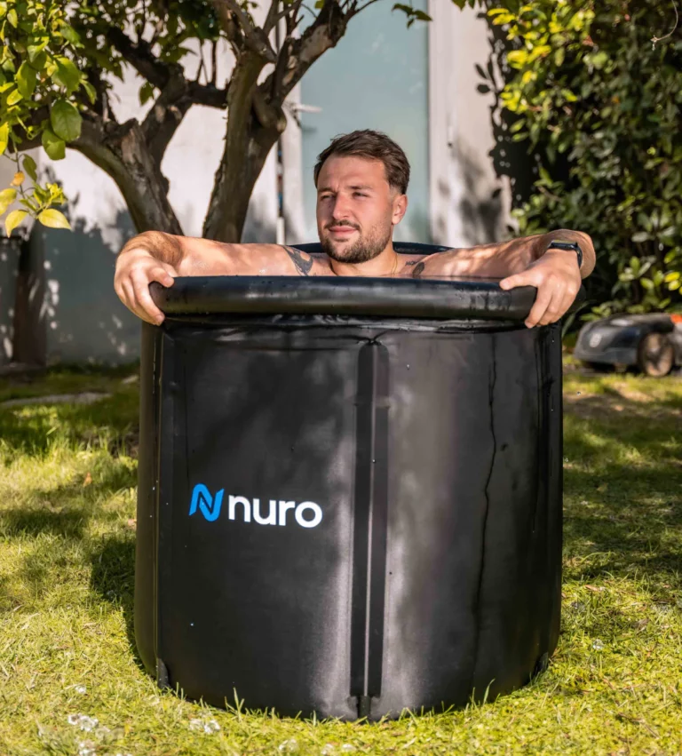 homme en immersion dans le bain froid nuro core