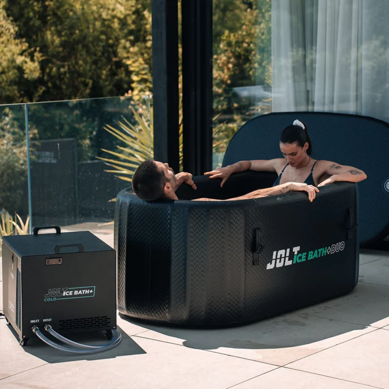 couple de sportifs dans le jolt ice bath pro duo
