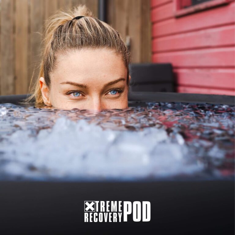 femme en immersion dans le bain glacé Xtreme recovery pod