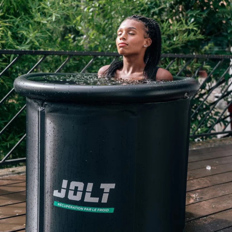 femme prenant un bain glacé dans le jolt ice bath
