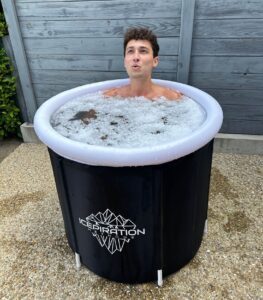 homme dans le bain glacé icepiration ice bath