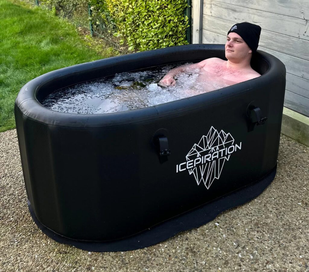 homme prenant un bain glacé dans le icepiration pro 2