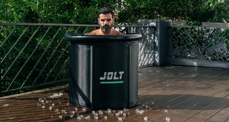 homme prenant un bain glacé dans le modèle jolt ice bath