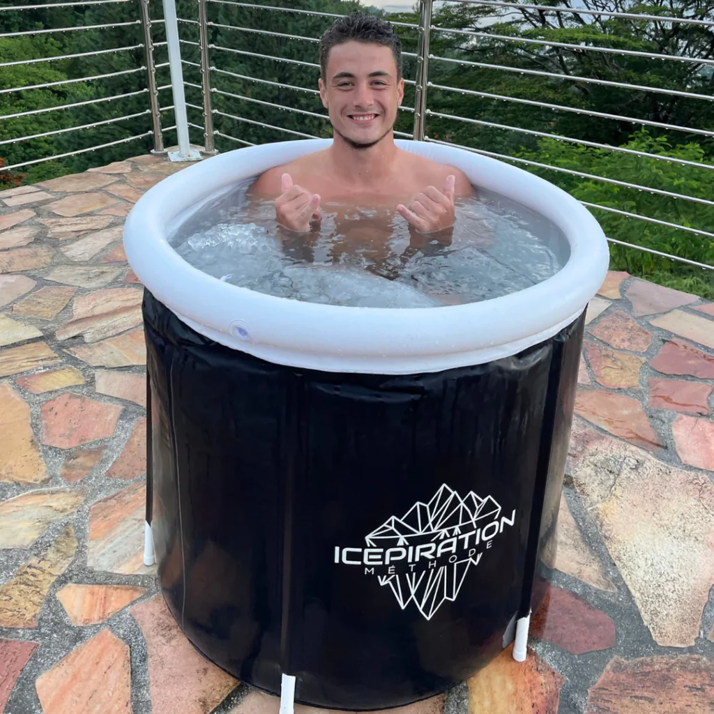 homme prenant un bain glacé dans le icepiration ice bath