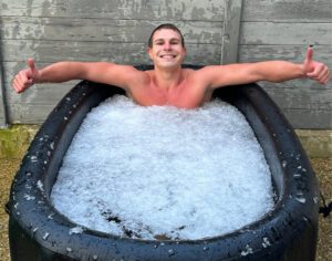 homme joyeux immersionCaractéristique
Détail
Type
Bain glacé rigide et gonflable pour usage intérieur et extérieur
Capacité
480 litres
Dimensions
160 cm (longueur) x 85 cm (largeur) x 65 cm (hauteur)
Poids (à vide)
25 kg
Matériaux
Parois Drop-Stitch 10 cm + revêtement multicouche PVC imperméable
Montage
Installation rapide sans outils, en moins de 5 minutes
Remplissage
Ajout manuel d’eau froide (compatible avec refroidisseur externe)
Stockage
Modèle pliable et compact à vide, transportable avec le sac fourni
Surface requise
Environ 1,3 m² de surface plane, résistante à une charge de 500 kg/m²
Isolation
Paroi Drop-Stitch (DWF 10cm) très isolante + couvercle thermique épais inclus
Compatibilité chiller
Oui, double sortie intégrée compatible avec refroidisseur Icepro
Accessoires inclus
Couvercle de protection thermique, pompe manuelle, robinets de vidange, sac de transport, manuel de montage, kit de réparation
Prix observé
1 599 €
Garantie
Garantie 1 an & 90 jours de rétractation pour retourner le produit si vous changez d’avis (il doit être non utilisé et renvoyé dans son emballage d’origine).
homme joyeux prenant un bain glacé dans le icepiration pro 2