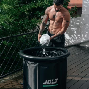 homme préparant un bain glacé jolt ice bath