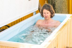 homme prenant un bain froid dans un congélateur rénové