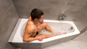 homme prenant un bain froid maison  dans sa baignoire