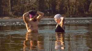 couple prenant un bain froid dans la nature