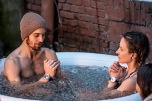 couple prenant un bain glacé