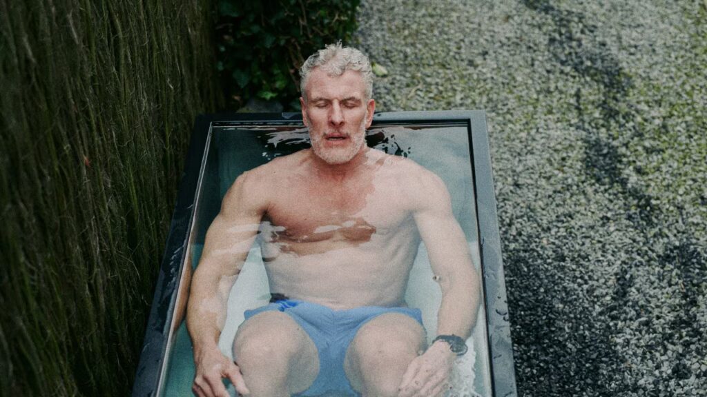 homme prenant un bain froid dans un bac extérieur