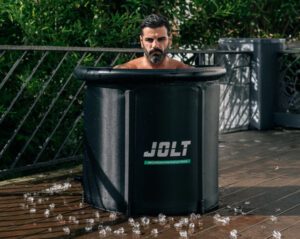 homme prenant un bain glacé jolt ice bath à l'extérieur