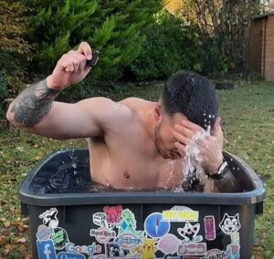 homme prenant un bain glacé dans une poubelle