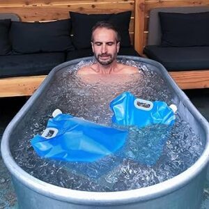 homme prenant un bain glacé avec des sacs de glace