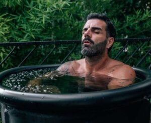 homme prenant un bain glacé dans une cuve gonflabe