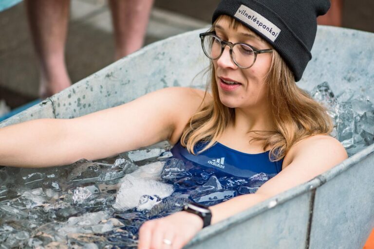 femme prenant un bain glacé dans un bac