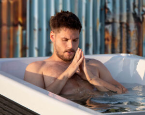 homme sportif prenant un bain froid extérieur