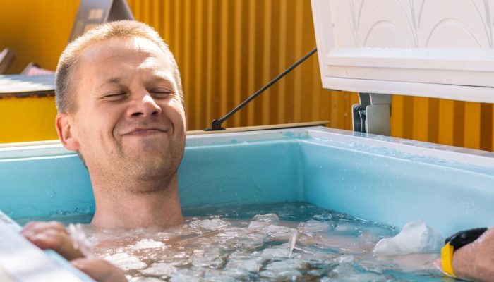 homme prenant un bain glacé pour la cryothérapie