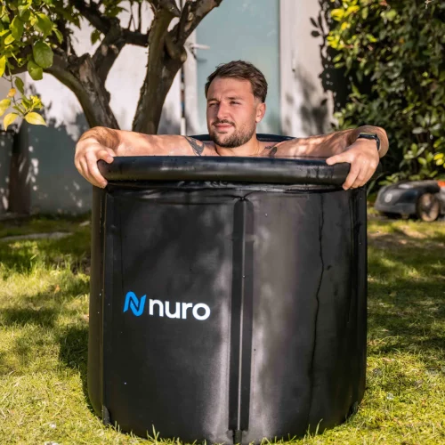 homme en immersion dans le bain froid nuro core