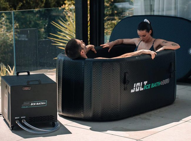 couple prenant un bain glacé dans le jolt ice bath pro duo