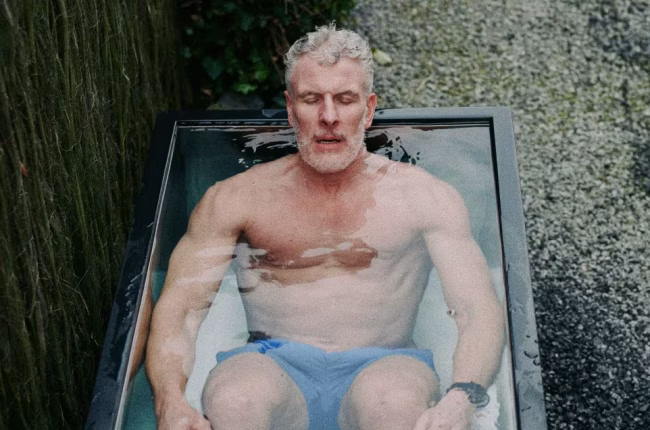 homme prenant un bain froid dans un bac extérieur