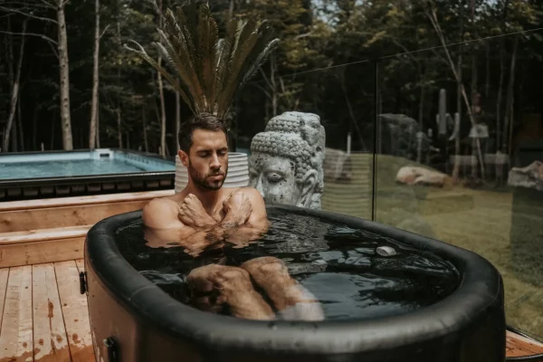 homme sportif prenant un bain de glace