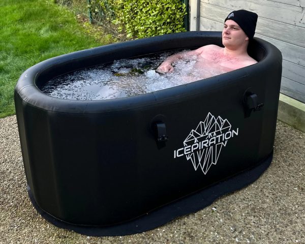 homme prenant un bain glacé dans le icepiration pro 2