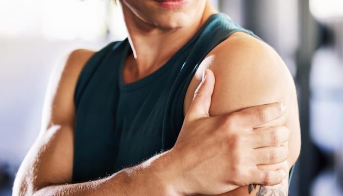 homme sportif tendinite épaule